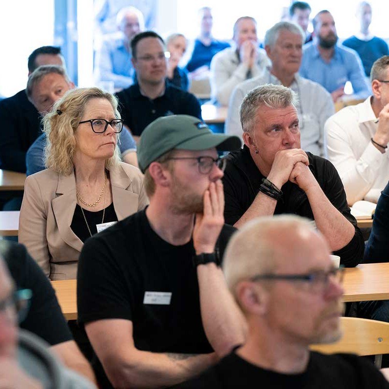 Publikum følger et foredrag på HydMet 2025